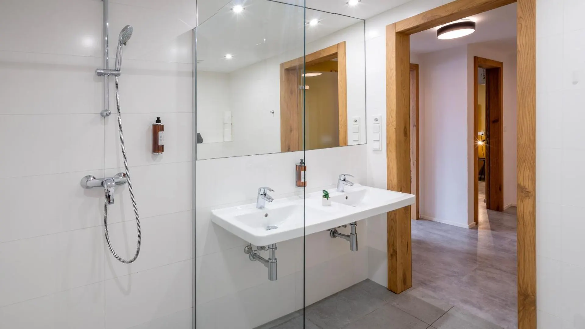Vn48 Suites By Adrez Praag 4*,